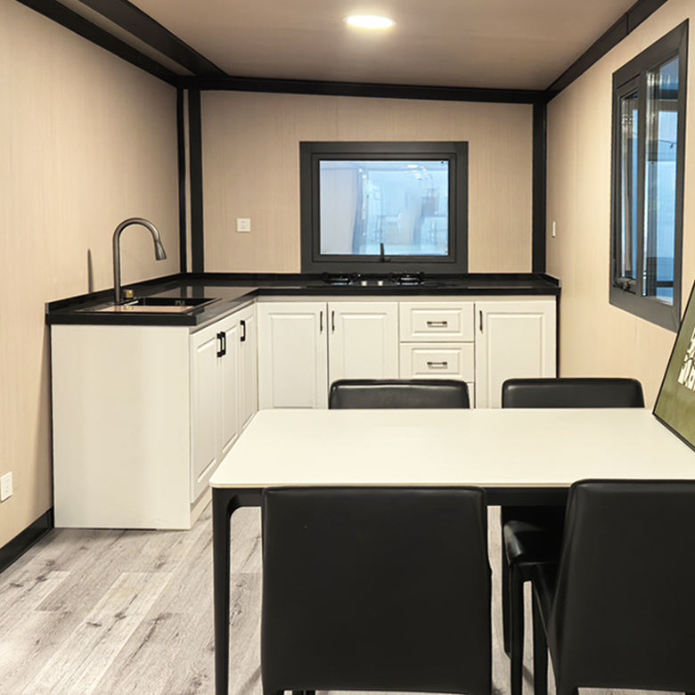 콘티아너 하우스의 주방과 테이블 콘티아너 하우스의 주방과 테이블